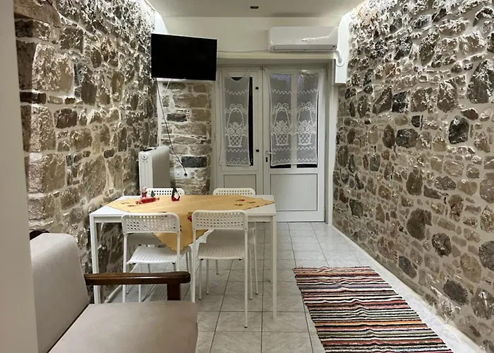 Davelis House