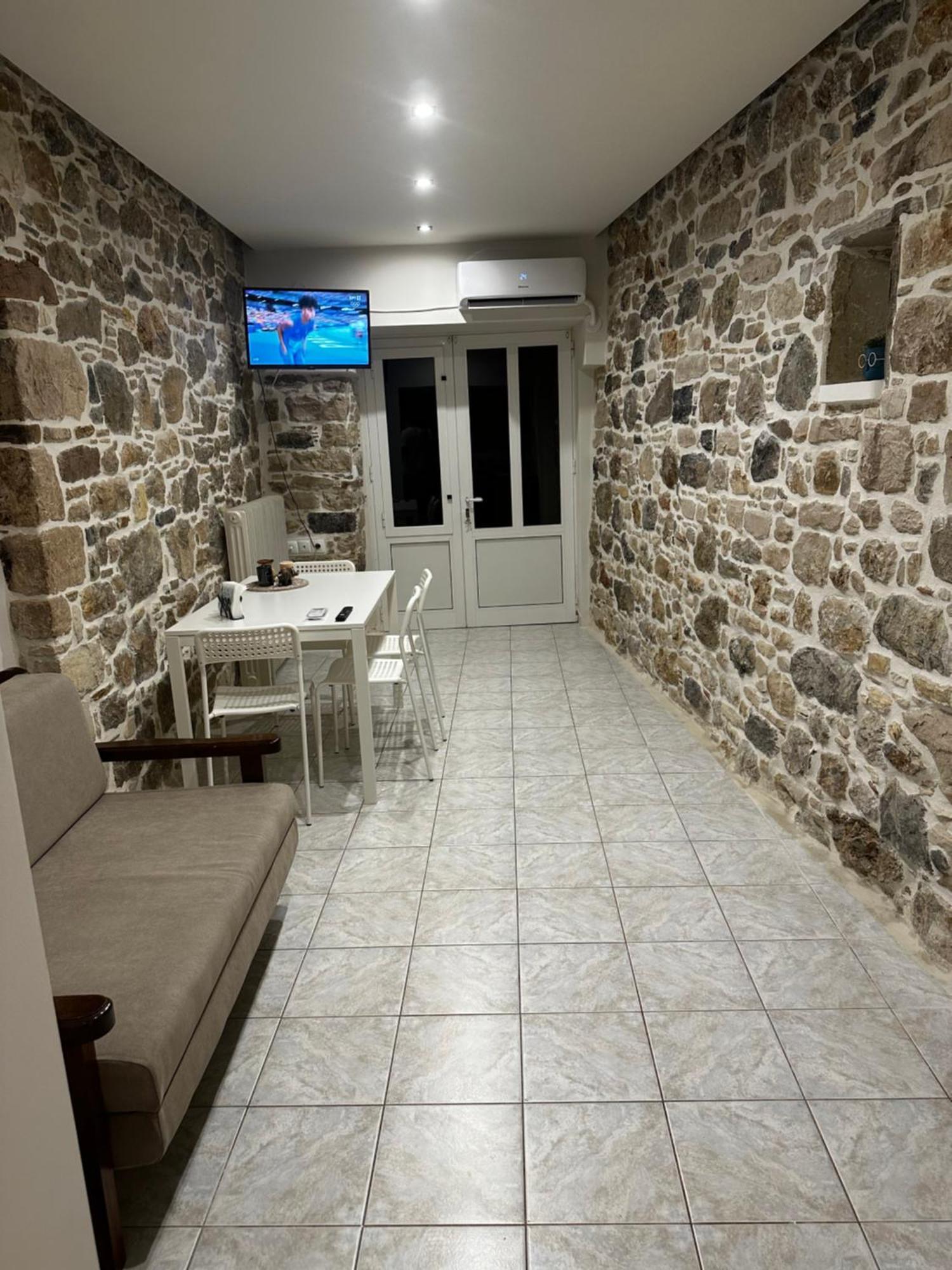 Davelis House *